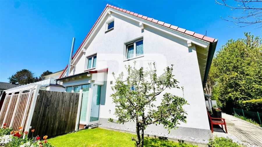 Modernes Familienglück nahe KfW 55-Standard mit Terrasse, Carport und Parkplatz - Frontansicht